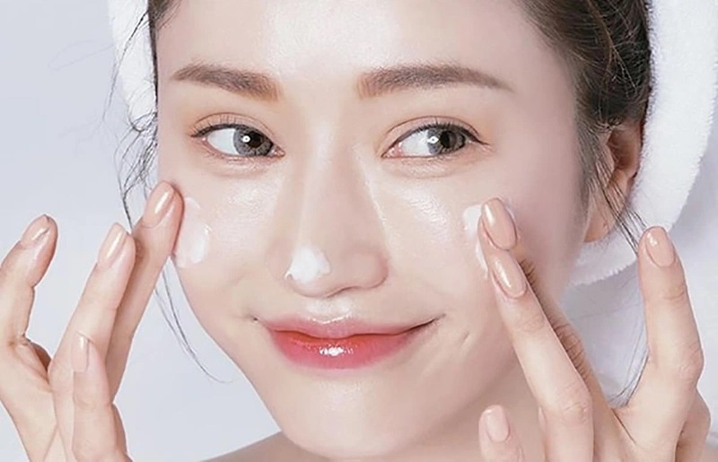 Dưỡng ẩm da thường xuyên - Cách giúp giảm mụn hiệu quả